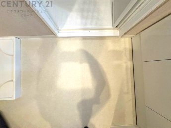 衣服の収納や脱ぎ着や整理整頓がしやすく、湿った衣類を乾燥させるスペースがありカビや臭いの発生を防ぎます。床の汚れを他の部屋に持ち込まず清潔を保つことができます。また快適な入浴環境の整備にも役立ちます。