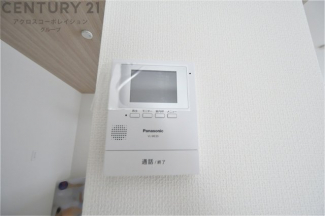 訪問者が来たときにテレビ画面で確認できるため、安心してドアを開けられます。録画機能があるものもあり、留守中に来訪者を記録しておくことができます。利便性が高く、セキュリティ面でも安心です