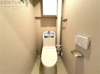 温水洗浄便座付トイレは温水洗浄機能により、暖かい水でおしりを洗浄することができ、冷たい水を使う従来の便座に比べ、温水洗浄機能で暖かいトイレを提供し、快適な使用を可能にします。