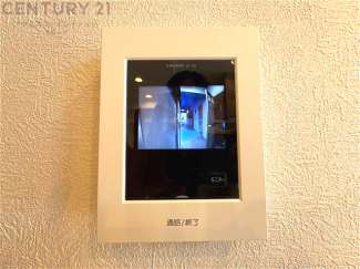 訪問者が来たときにテレビ画面で確認できるため、安心してドアを開けられます。録画機能があるものもあり、留守中に来訪者を記録しておくことができます。利便性が高く、セキュリティ面でも安心です