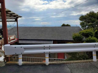 北側公道から物件屋根望む
