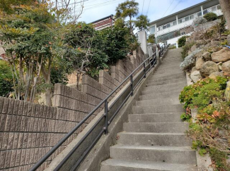 階段　接道公道約２ｍ