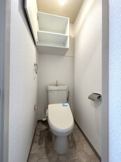 シャワートイレは収納棚付き