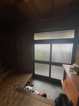 ゆとりあるホールの玄関