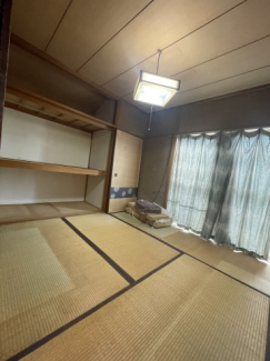 ２F和室４．５畳は日当たり良好、大型収納あり。