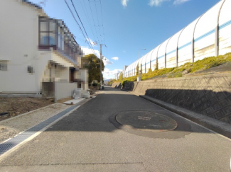【前面道路含む現地写真】