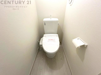温水洗浄便座付トイレは温水洗浄機能により、暖かい水でおしりを洗浄することができ、冷たい水を使う従来の便座に比べ、温水洗浄機能で暖かいトイレを提供し、快適な使用を可能にします。