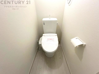 温水洗浄便座付トイレは温水洗浄機能により、暖かい水でおしりを洗浄することができ、冷たい水を使う従来の便座に比べ、温水洗浄機能で暖かいトイレを提供し、快適な使用を可能にします。