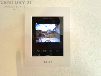 訪問者が来たときにテレビ画面で確認できるため、安心してドアを開けられます。録画機能があるものもあり、留守中に来訪者を記録しておくことができます。利便性が高く、セキュリティ面でも安心です