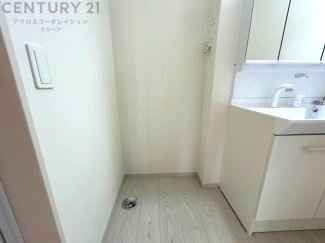 洗濯物の仕分け作業がしやすく、整理整頓が容易になります。洗濯音や湿気を他の部屋に持ち込まず、生活環境を快適に保ちます。上部を活用すれば収納スペースを確保でき洗剤や洗濯用品の整理もしやすくなります。