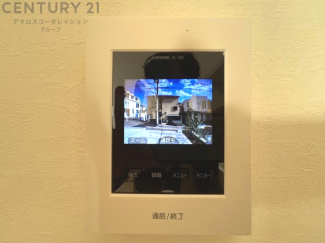 訪問者が来たときにテレビ画面で確認できるため、安心してドアを開けられます。録画機能があるものもあり、留守中に来訪者を記録しておくことができます。利便性が高く、セキュリティ面でも安心です