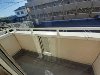 暖かな日差しのふりそそぐバルコニー