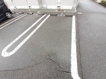 車をお持ちの方に嬉しい駐車場付きの物件です