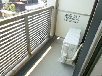暖かな日差しのふりそそぐバルコニー
