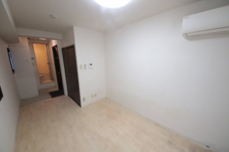 落ち着いた色調の寝室です