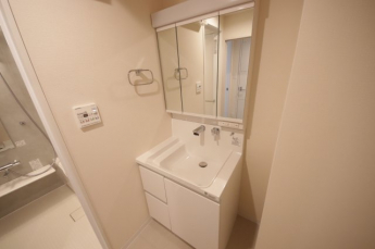 朝の支度にも助かる、独立の洗髪洗面化粧台