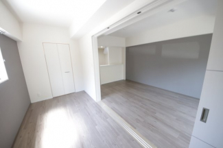 落ち着いて過ごせるお部屋なので、寝室にいかがでしょうか