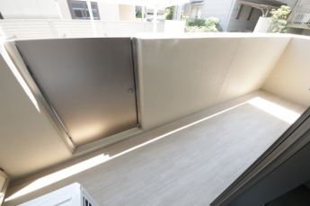 暖かな日差しのふりそそぐバルコニー