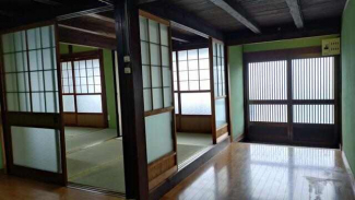室内から玄関を・・。