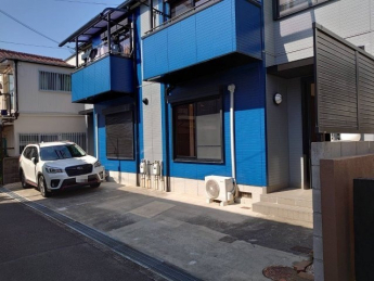 手前が本物件です　駐車場が1台ついています