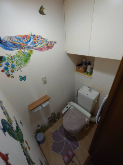 便利な開き戸の収納付きです