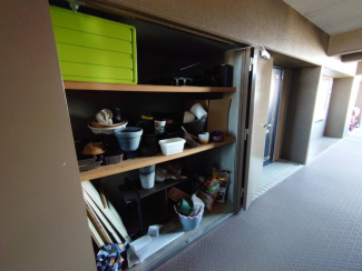 玄関横には大型のトランクルームあり　月額利用料620円です