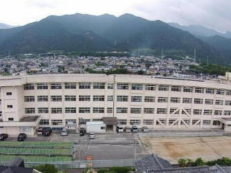 新居浜市立中萩中学校まで782m