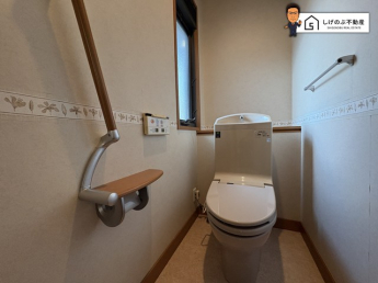 1、2階共に窓付きのトイレスペース。採光もあり明るく、快適空間となっております。毎日使う場所だからこその配慮です。