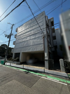 近くにスーパーや公園など商業施設有。