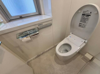 ドアを開けたら自動でウィーンと蓋が上がる便座です♪