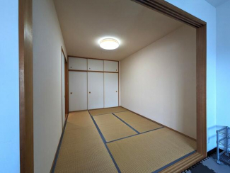 ゆったりとしたバスタブと、アクセントパネルが温かみある浴室。