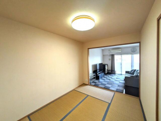 清潔感のある白を基調としたトイレは、手洗い付きタンクや収納棚