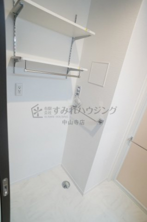 洗濯機置場上部には可動棚も設けております。