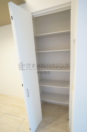 キッチンのパントリー収納として活用できる物入