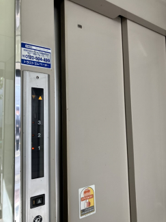 エレベーター付きで住戸階までラクラクです