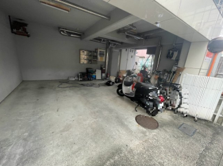 車、自転車、バイクなどを止められます