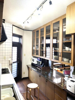 背面カウンター上が和室とつながっています。