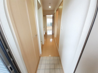 収納もある玄関です