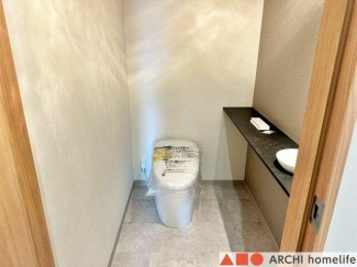 1階トイレ。おしゃれな照明で雰囲気の良いお手洗いです。