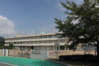 加東市立滝野東小学校まで950m