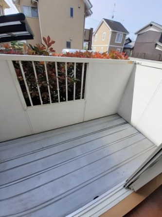 暖かな日差しのふりそそぐバルコニー