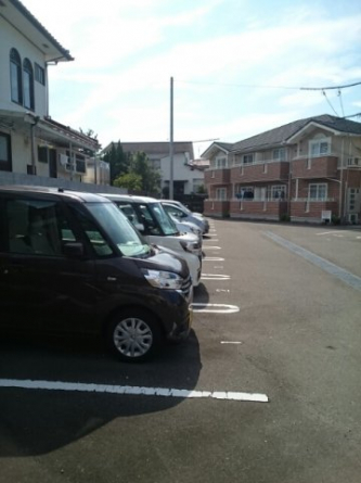 車をお持ちの方に嬉しい駐車場付きの物件です