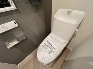 温水洗浄便座付トイレは温水洗浄機能により、暖かい水でおしりを洗浄することができ、冷たい水を使う従来の便座に比べ、温水洗浄機能で暖かいトイレを提供し、快適な使用を可能にします。