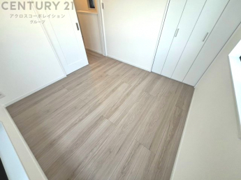 明るい色合いのフローリングとクロスを使用した洋室は家具やインテリアとも調和しやすく空間が広く感じられ開放感を生み出します。自然光を効果的に反射し、室内を明るく保つため、日中の照明使用を抑えられます。
