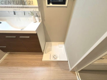 洗濯物の仕分け作業がしやすく、整理整頓が容易になります。洗濯音や湿気を他の部屋に持ち込まず、生活環境を快適に保ちます。上部を活用すれば収納スペースを確保でき洗剤や洗濯用品の整理もしやすくなります。
