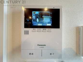 訪問者が来たときにテレビ画面で確認できるため、安心してドアを開けられます。録画機能があるものもあり、留守中に来訪者を記録しておくことができます。利便性が高く、セキュリティ面でも安心です