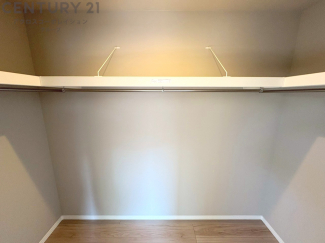 収納力が高く洋服や小物を整理しやすく、更衣室のように使え、部屋がすっきり保てます。収納の配置を自由に調整でき、換気性が良く防湿・防虫対策も可能。快適で機能的な生活空間を実現できます♪