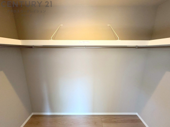 収納力が高く洋服や小物を整理しやすく、更衣室のように使え、部屋がすっきり保てます。収納の配置を自由に調整でき、換気性が良く防湿・防虫対策も可能。快適で機能的な生活空間を実現できます♪