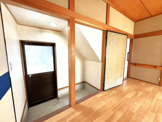 １階６帖の洋室の戸襖を開けると外へ出入できるドアがあります。