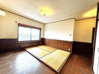 ２階８帖の洋室には畳コーナーあり